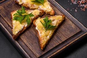 Sanduíche saboroso com torrada crocante com ovo e queijo foto