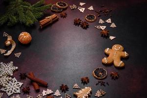 Stollen de torta de natal com maçapão, frutas e nozes em um fundo escuro de concreto foto