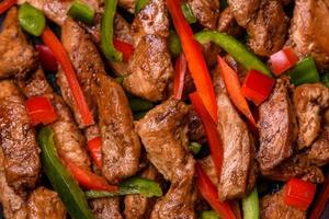 deliciosa carne teriyaki asiática com pimentão vermelho e verde foto