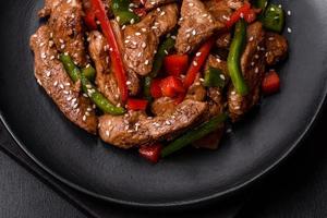 deliciosa carne teriyaki asiática com pimentão vermelho e verde foto