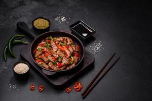 deliciosa carne teriyaki asiática com pimentão vermelho e verde foto