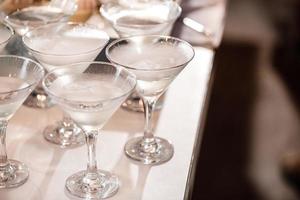 bebida alcoólica em copos de martini com gelo seco