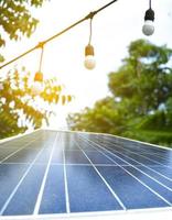painel fotovoltaico, nova tecnologia para armazenar e usar a energia da natureza com a vida humana, energia sustentável e conceito amigo do meio ambiente. foto