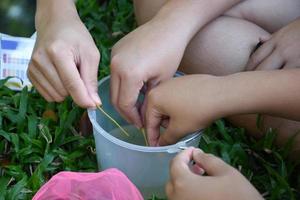 os alunos estão experimentando e medindo o ph da água ou a acidez e alcalinidade da água para determinar se ela é adequada para organismos vivos ou pode ser consumida usando papel indicador. foto