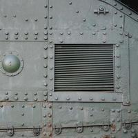 textura da parede lateral do tanque, feita de metal e reforçada com uma infinidade de parafusos e rebites foto