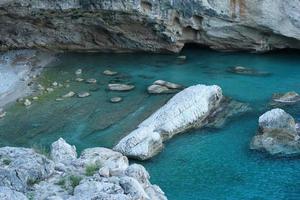 viajar na turquia mar egeu e rochas lagoa paisagem natureza foto