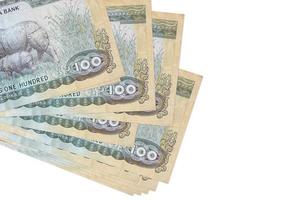 Notas de 100 rúpias nepalesas estão em um pequeno cacho ou pacote isolado em branco. maquete com espaço de cópia. negócios e câmbio foto