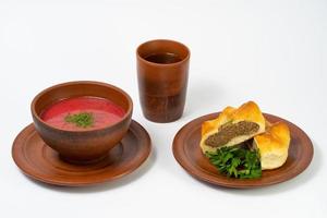 pão tradicional ucraniano com carne e borscht foto