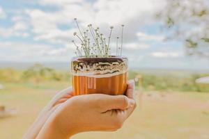 mão de uma mulher segurando um vaso de flores, neuss e gen. borrão de movimento. foto