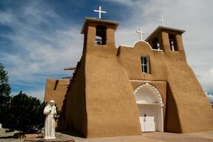 igreja da missão de são francisco de asis no novo méxico foto