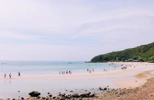 paisagem de verão praia vista para o mar na tailândia foto