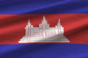 bandeira do camboja com grandes dobras acenando de perto sob a luz do estúdio dentro de casa. os símbolos oficiais e cores no banner foto