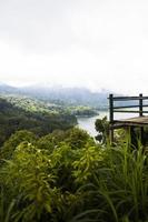 lago buyan na ilha de bali na indonésia foto