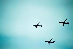 treinamento aéreo de três grandes aviões foto