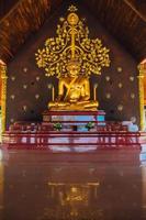 sirindhorn wararam templo phu prao da tailândia, uma imagem única é um brilho da escultura do kalpapruek, que está presa à parede atrás da igreja. aparecerá um brilho verde à noite. foto