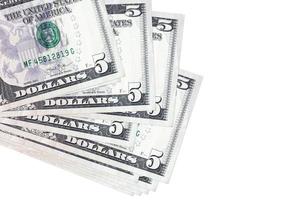 5 notas de dólares americanos encontram-se em um pequeno grupo ou pacote isolado em branco. maquete com espaço de cópia. negócios e câmbio foto
