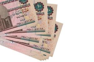 Notas de 10 libras egípcias estão em um pequeno grupo ou pacote isolado em branco. maquete com espaço de cópia. negócios e câmbio foto