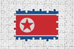 bandeira da coreia do norte em quadro de peças de quebra-cabeça brancas com falta de parte central foto