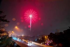 fogos de artifício coloridos de vijit chao phraya na ponte buddhayodfa chulalok maharat, bangkok, tailândia. foto