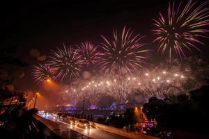 fogos de artifício coloridos de vijit chao phraya na ponte buddhayodfa chulalok maharat, bangkok, tailândia. foto