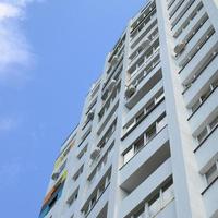 novo edifício residencial de vários andares e céu azul foto