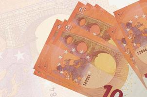Notas de 10 euros estão na pilha no fundo da grande nota semitransparente. apresentação abstrata da moeda nacional foto