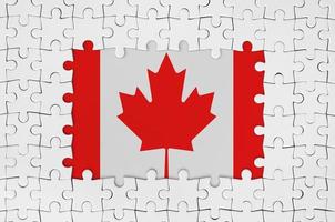 bandeira do canadá em quadro de peças de quebra-cabeça branco com falta de parte central foto