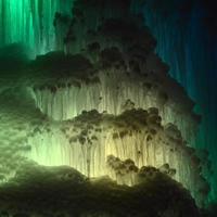 grandes blocos de gelo congelado cachoeira ou fundo de caverna foto