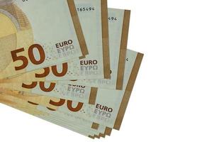 As notas de 50 euros encontram-se em um pequeno cacho ou pacote isolado em branco. maquete com espaço de cópia. negócios e câmbio foto
