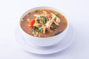 comida favorita tailandesa. sopa de galinha picante na tigela branca. foto