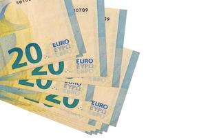 Notas de 20 euros encontram-se em um pequeno cacho ou pacote isolado em branco. maquete com espaço de cópia. negócios e câmbio foto