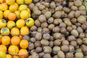 legumes frescos e frutas são vendidos em um bazar em israel. foto