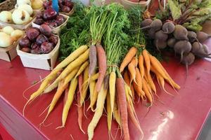 legumes frescos e frutas são vendidos em um bazar em israel. foto