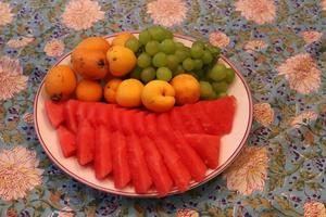 legumes frescos e frutas são vendidos em um bazar em israel. foto