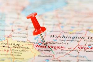 agulha clerical vermelha em um mapa dos eua, sudoeste da virgínia e a capital charleston. close-up do mapa do sudoeste da Virgínia com red tack foto