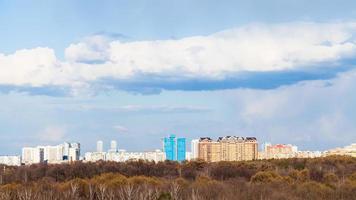 horizonte de moscou com parque urbano no início da primavera foto