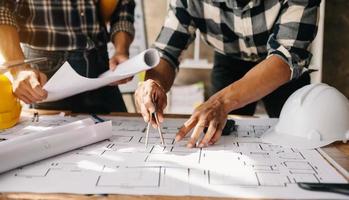 reunião de pessoas do engenheiro trabalhando no escritório para discutir, engenharia .hands do engenheiro trabalhando no conceito de construção do projeto. foto