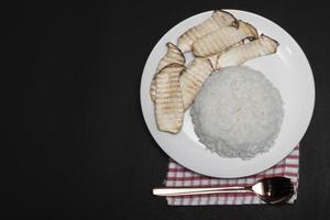 comida saudável grelhado rei cogumelo ostra e arroz no prato na mesa de madeira preta. foto