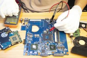 técnico reparando placa-mãe de computador, placa-mãe de notebook foto