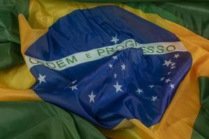 bandeira do brasil em uma onda como o vento e preenchendo o quadro foto