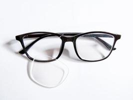 os óculos estão quebrados e o vidro é destacado da moldura com fundo branco isolado foto