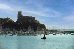 castelo e porto turístico de lerici lerici itália 20 de novembro de 2022 foto