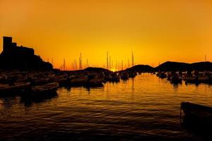 um belo pôr do sol sobre o porto turístico de lerici itália 20 de novembro de 2022 foto