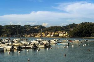 a vila costeira de san terenzo com vista para o porto turístico de lerici foto