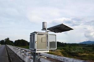 sistema de células solares para armazenar e economizar energia para usar com pluviômetros e sistema de alerta de inundação perto da ponte.
