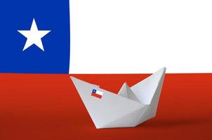 bandeira do chile retratada em closeup de navio de origami de papel. conceito de artes artesanais foto