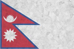 bandeira do nepal retratada em cores brilhantes de tinta na parede de reboco em relevo antigo. banner texturizado em fundo áspero foto