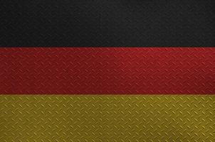 bandeira da alemanha retratada em cores de tinta na velha placa de metal escovado ou closeup de parede. banner texturizado em fundo áspero foto