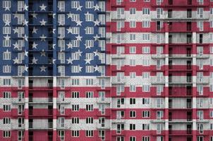bandeira dos estados unidos da américa retratada em cores de tinta em prédio residencial de vários andares em construção. banner texturizado no fundo da parede de tijolos foto