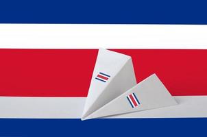 bandeira da costa rica retratada no avião de origami de papel. conceito de artes artesanais foto